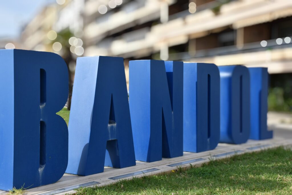 Photo prise par Les Editions Aris d'un texte en 3d de la ville de Bandol elle a été prise à l'entrée de la ville dans les jardins